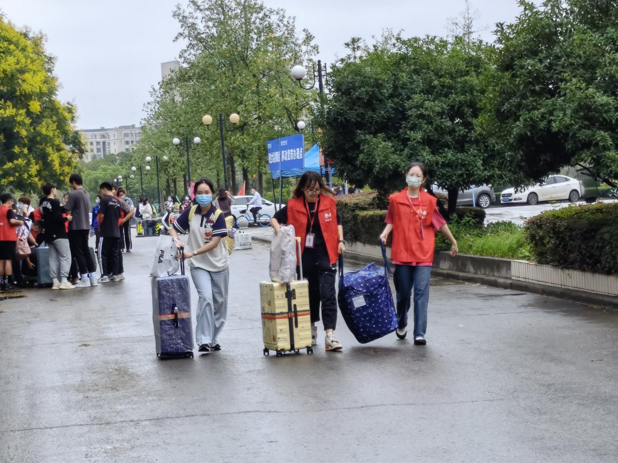 星空传媒
志愿者帮新生搬运行李