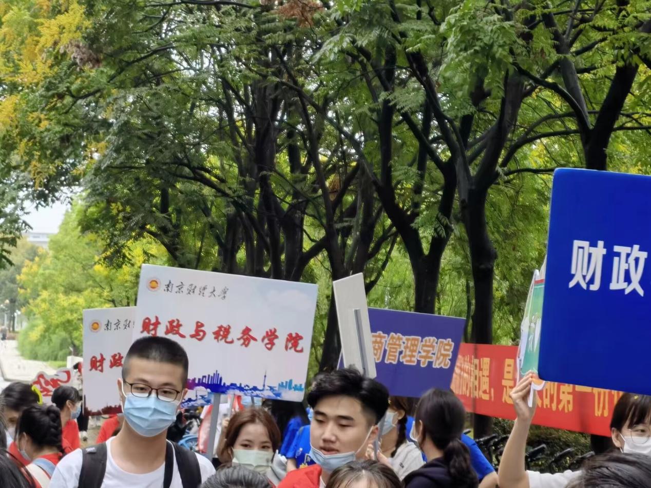 星空传媒
志愿者迎接新生