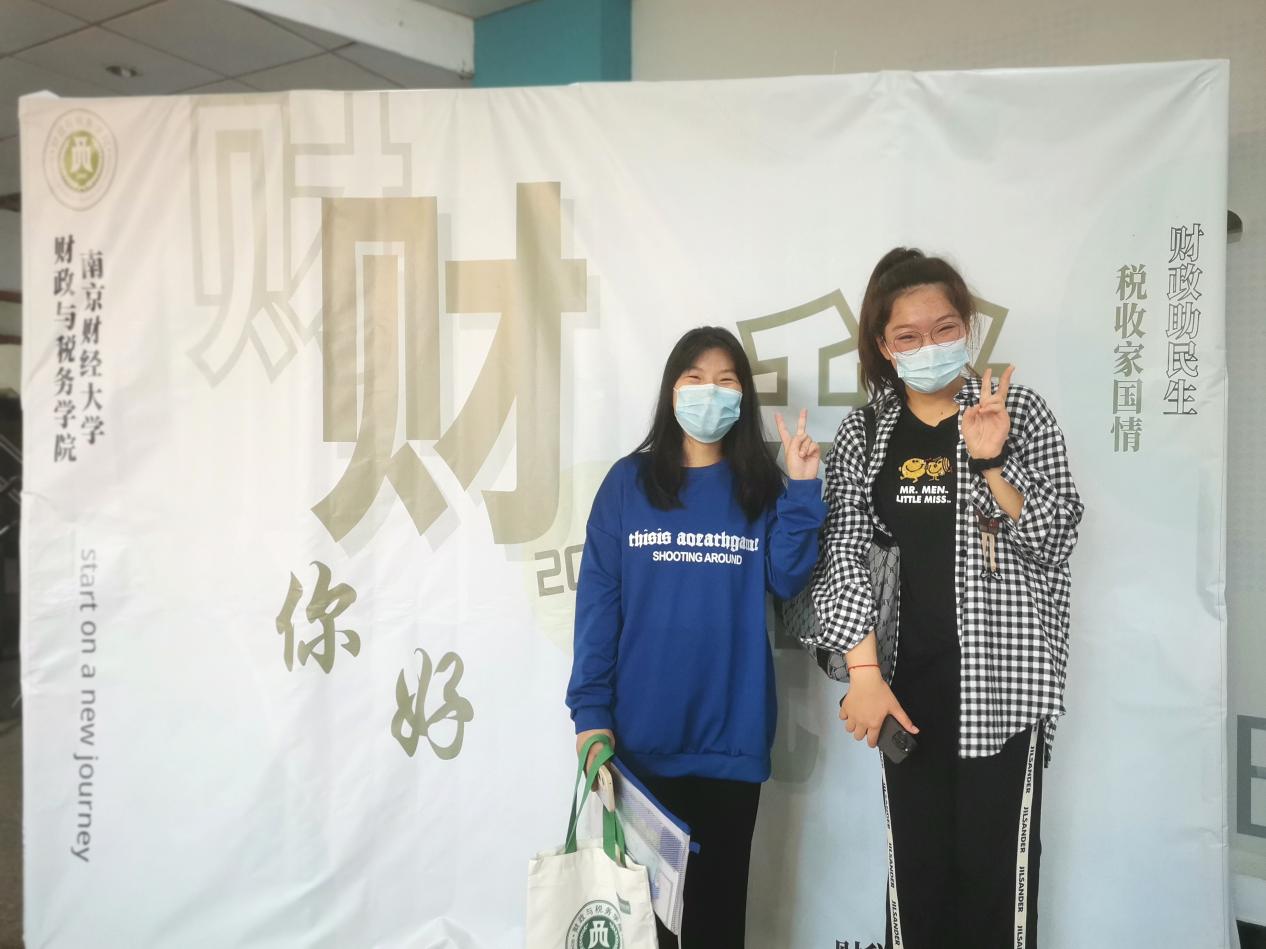 星空传媒
新生拿到礼物后合影